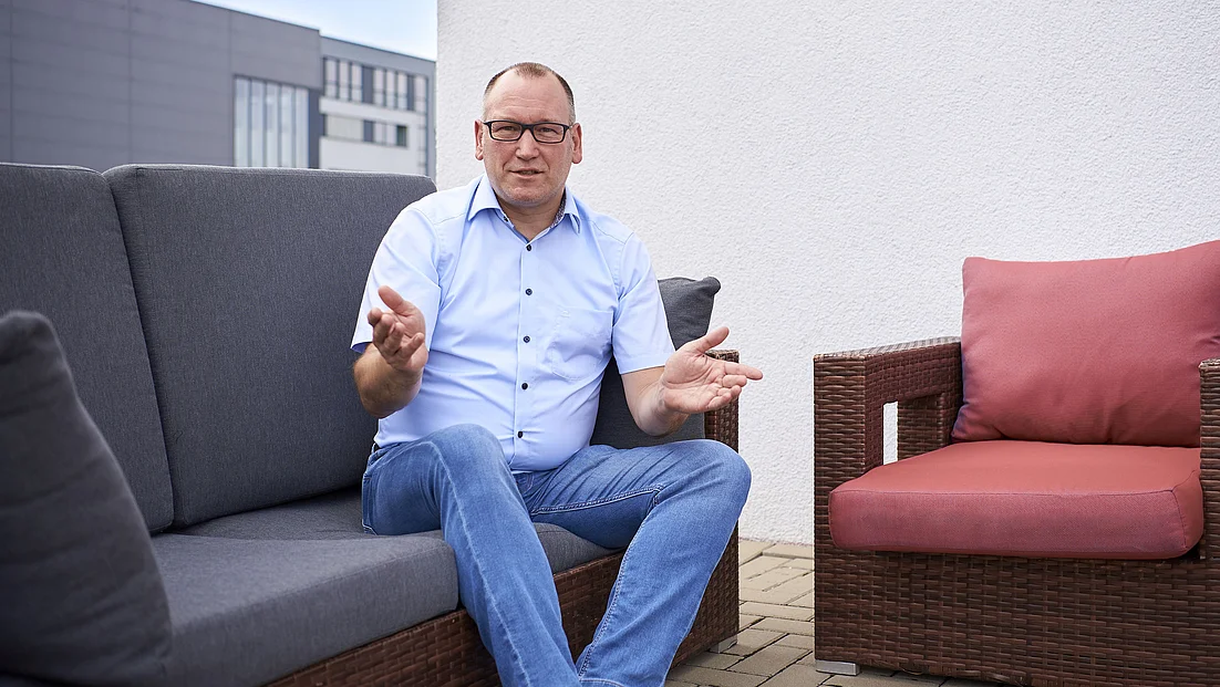dirk_product_owner_auf_einem_sofa